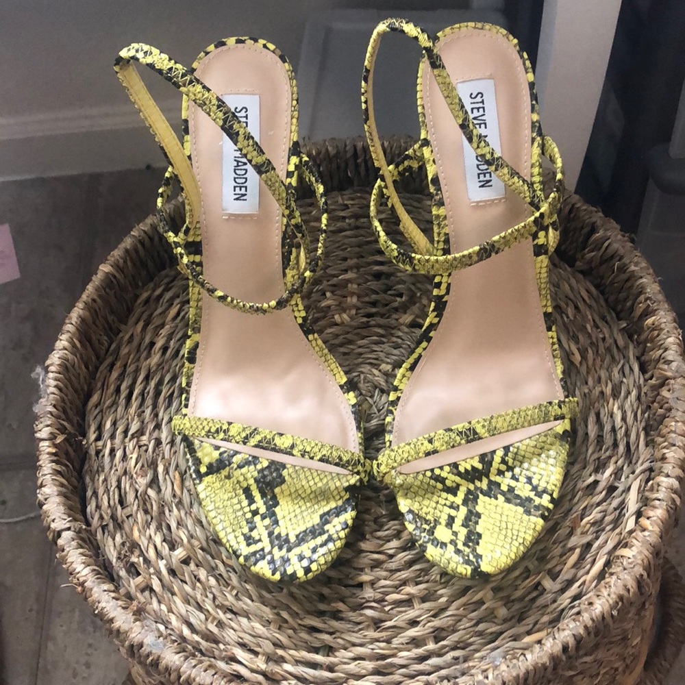 NWOB STEVEN MADDEN YELLOW SNAKE SKIN STRETCH HEEL